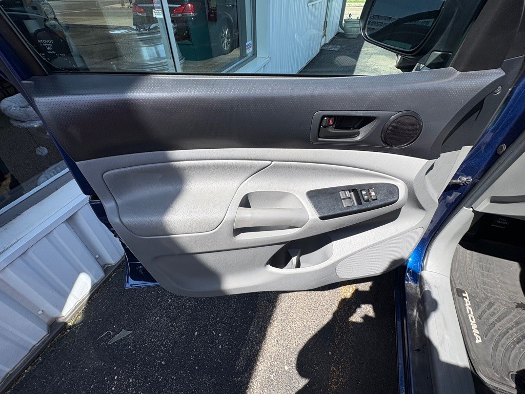 2015 Toyota Tacoma Image 8