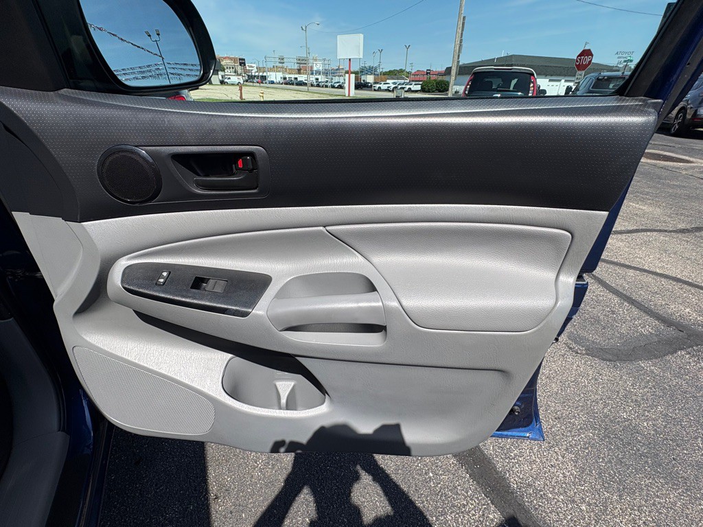 2015 Toyota Tacoma Image 15