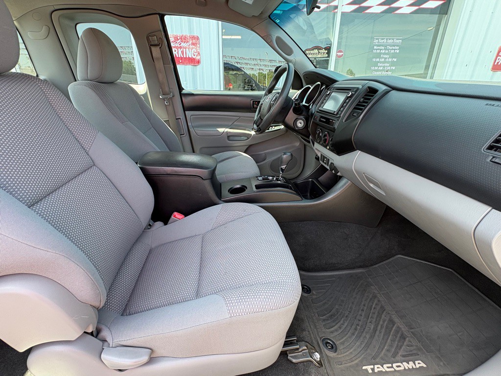 2015 Toyota Tacoma Image 16