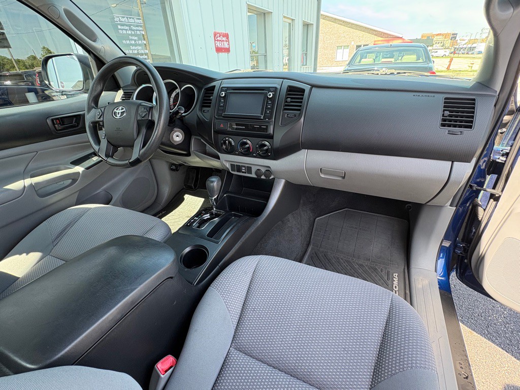 2015 Toyota Tacoma Image 17