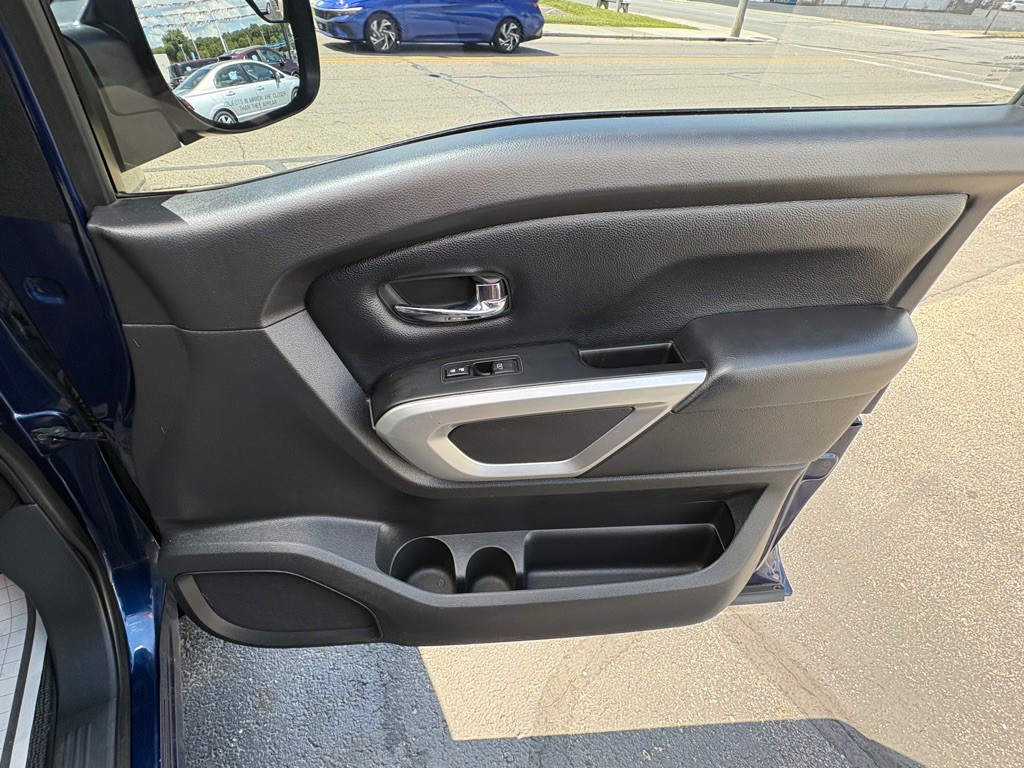 2018 Nissan Titan Image 17