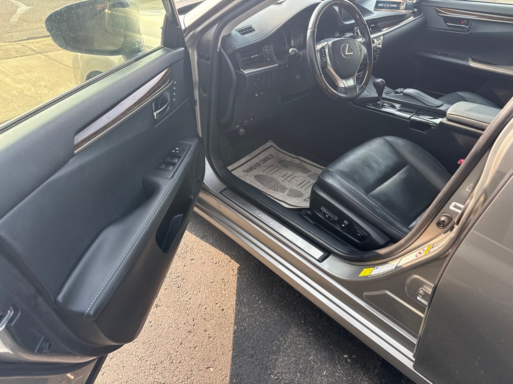 2015 Lexus ES Image 12