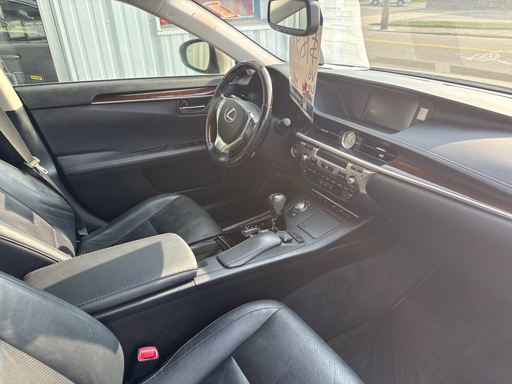 2015 Lexus ES Image 16