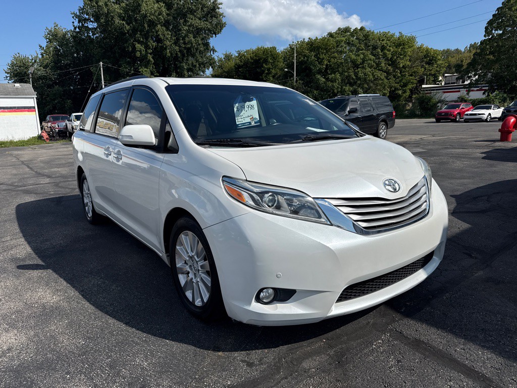 2015 Toyota Sienna Image 1