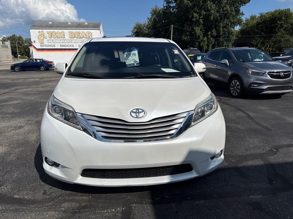 2015 Toyota Sienna Image 2