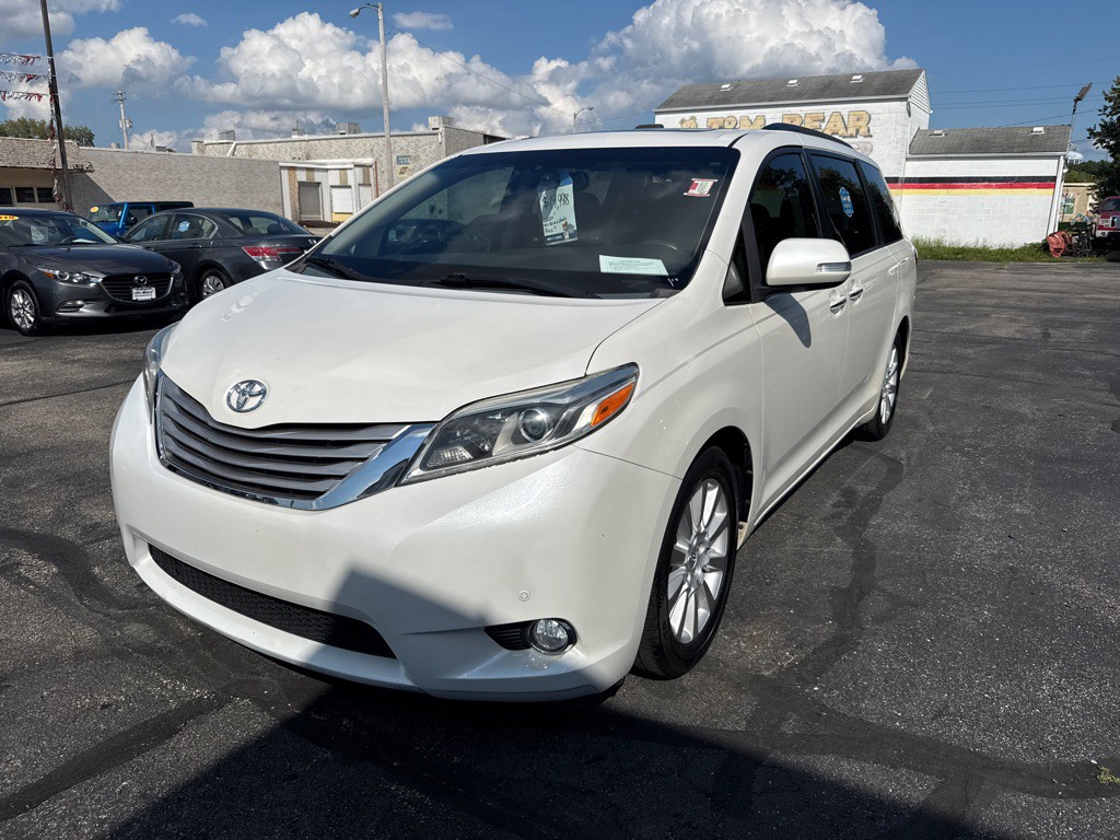 2015 Toyota Sienna Image 3