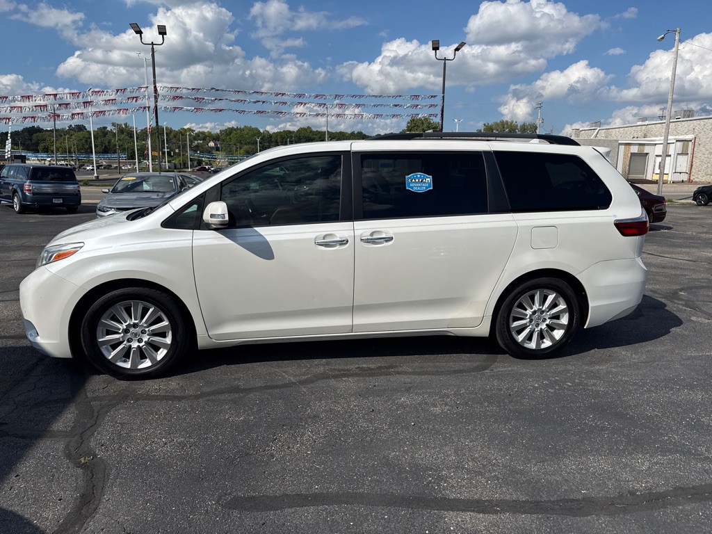 2015 Toyota Sienna Image 4