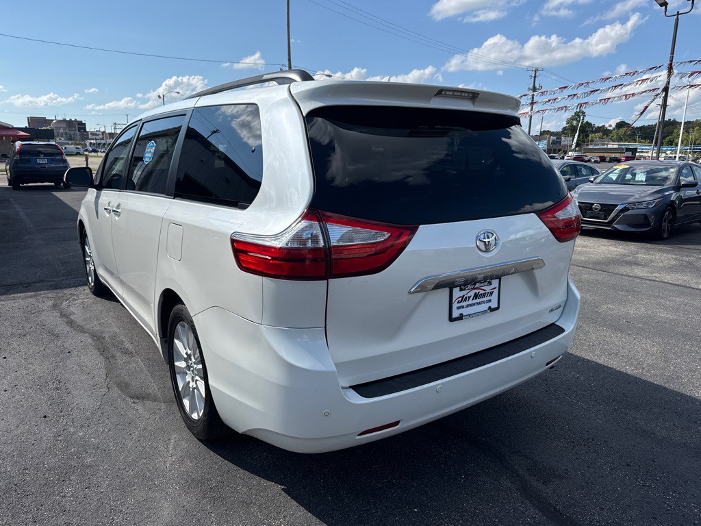 2015 Toyota Sienna Image 5