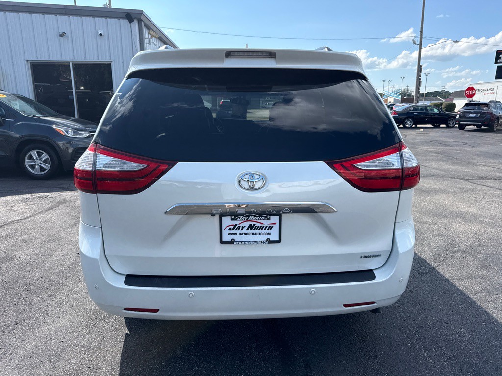 2015 Toyota Sienna Image 6