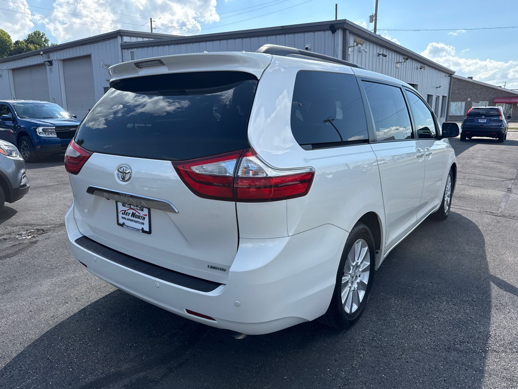 2015 Toyota Sienna Image 7