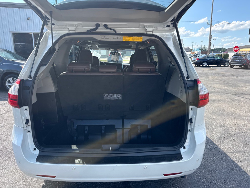 2015 Toyota Sienna Image 8