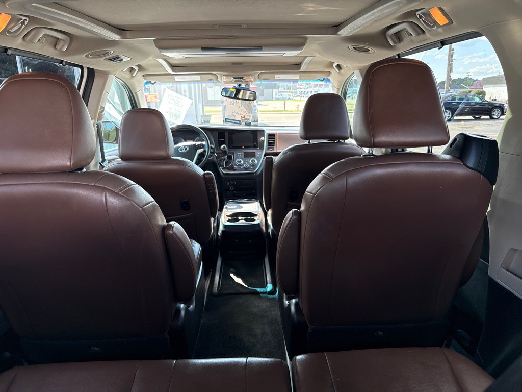 2015 Toyota Sienna Image 9