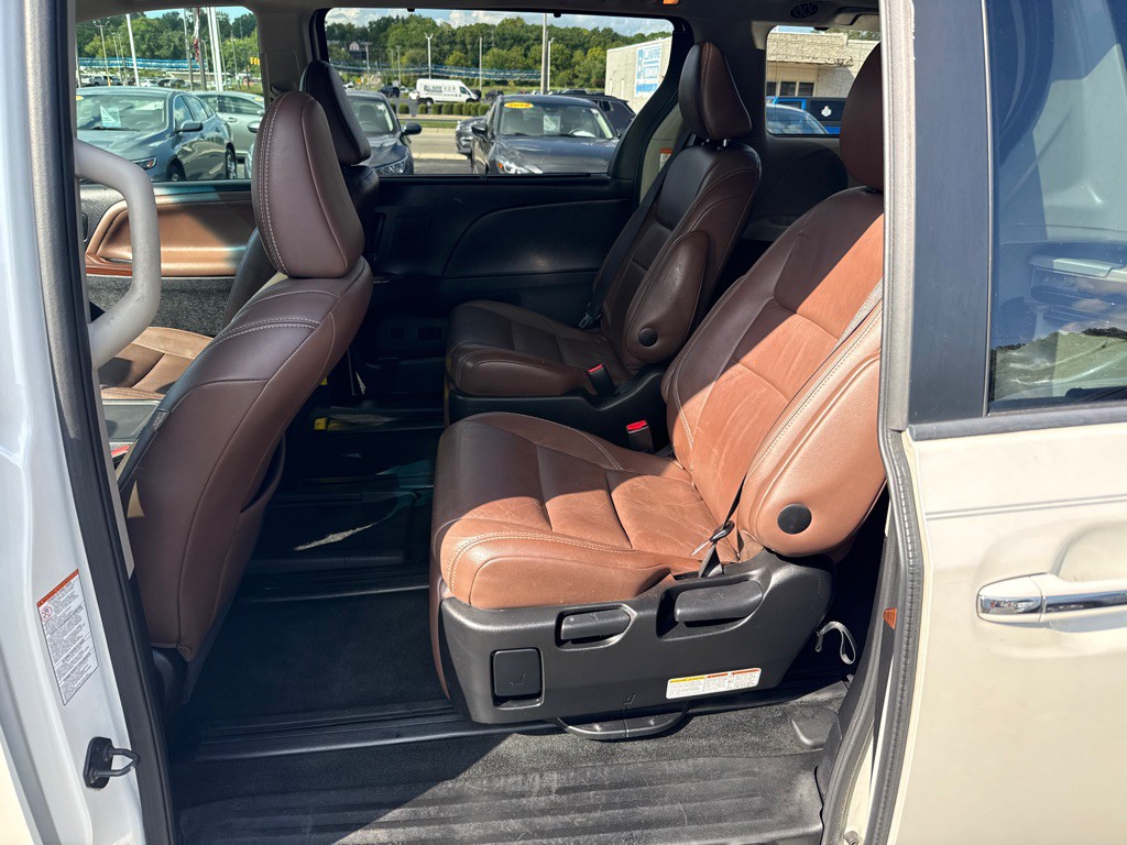 2015 Toyota Sienna Image 11
