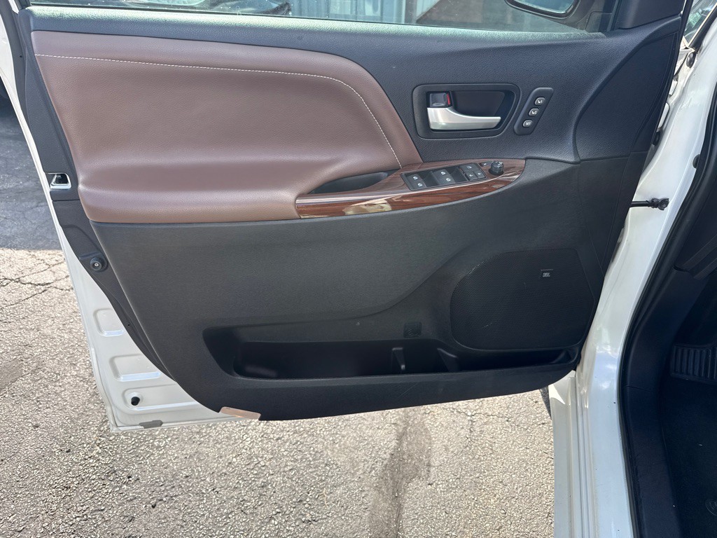 2015 Toyota Sienna Image 14