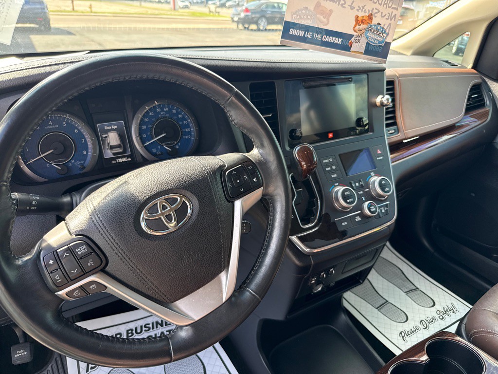 2015 Toyota Sienna Image 16