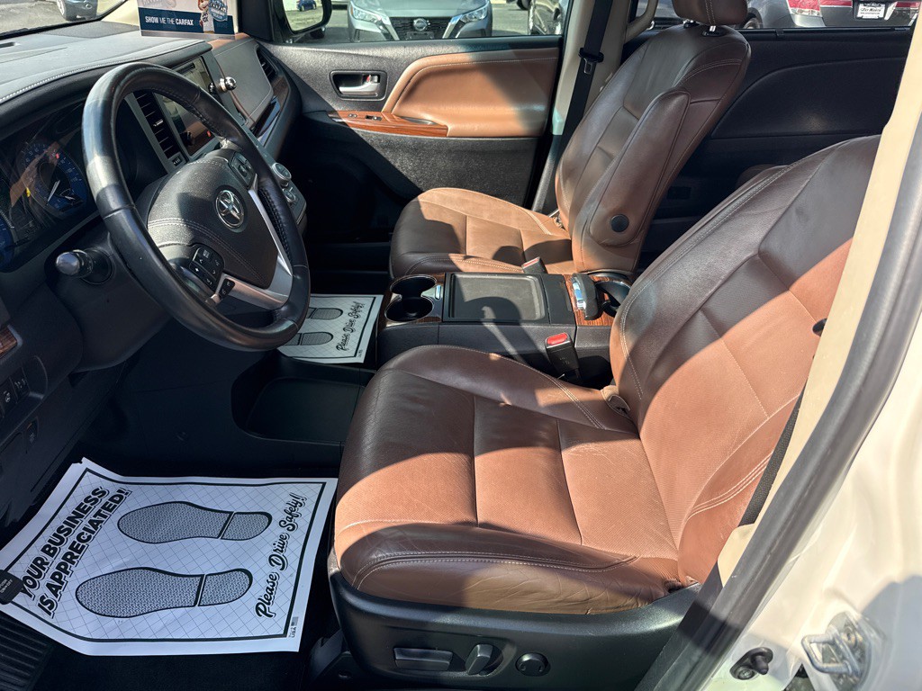 2015 Toyota Sienna Image 17