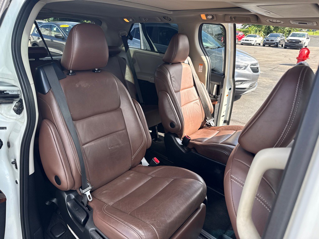 2015 Toyota Sienna Image 18