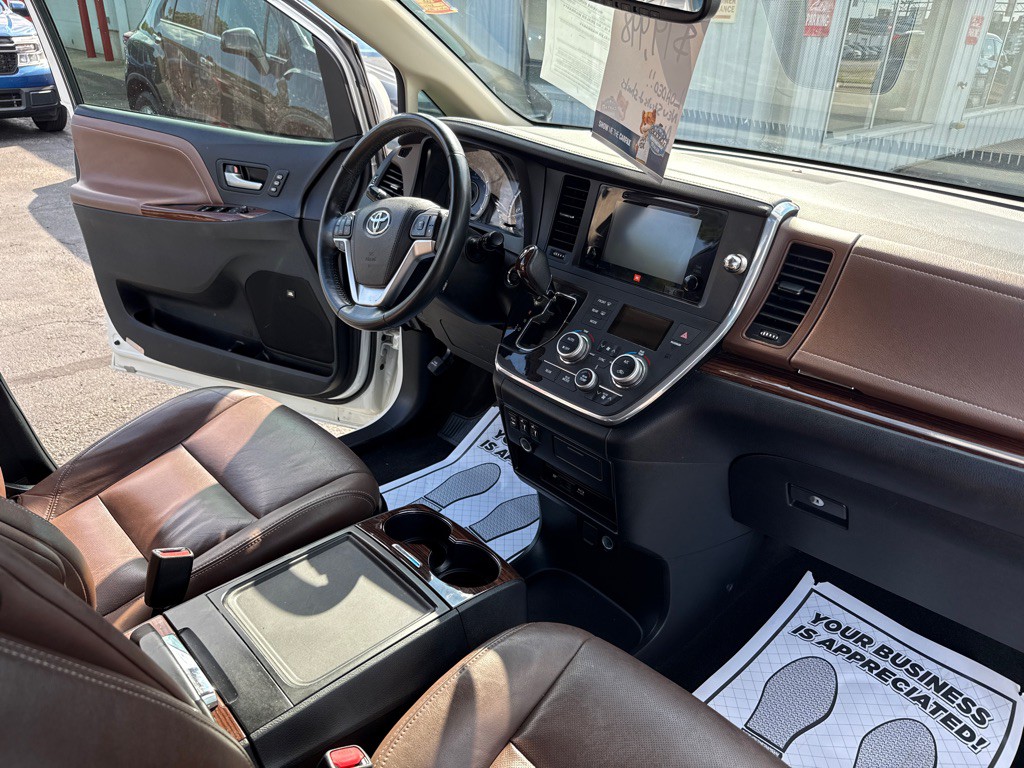 2015 Toyota Sienna Image 20