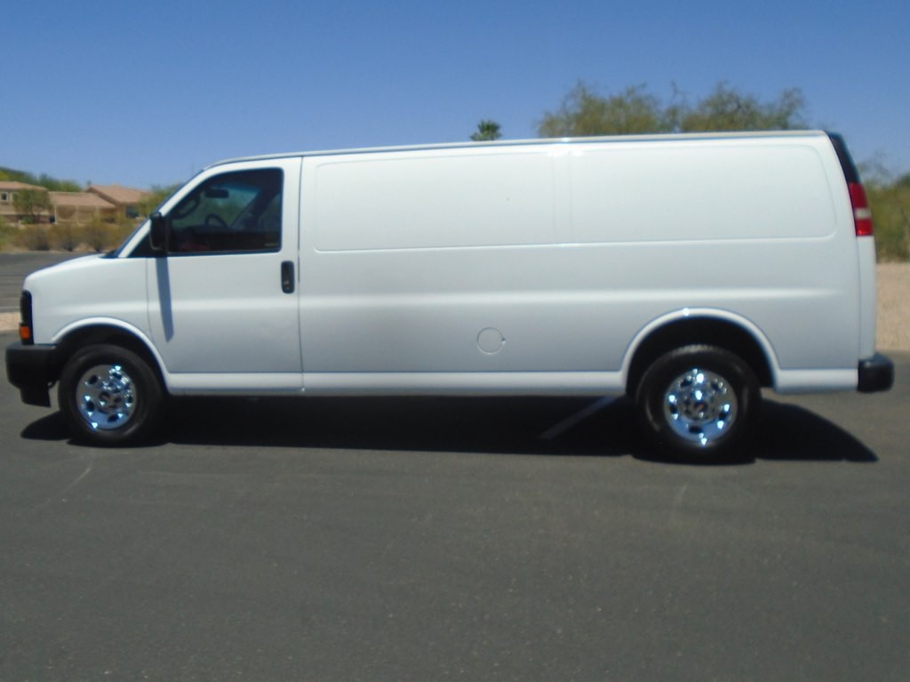 2017 GMC Savana Image 2