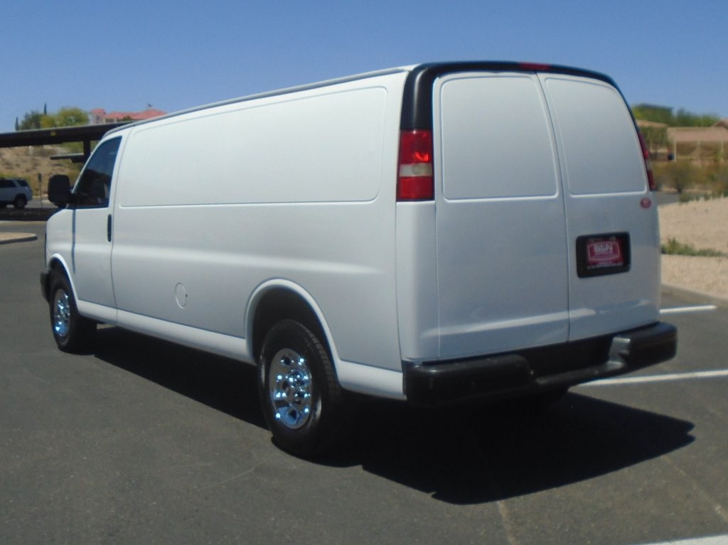 2017 GMC Savana Image 3