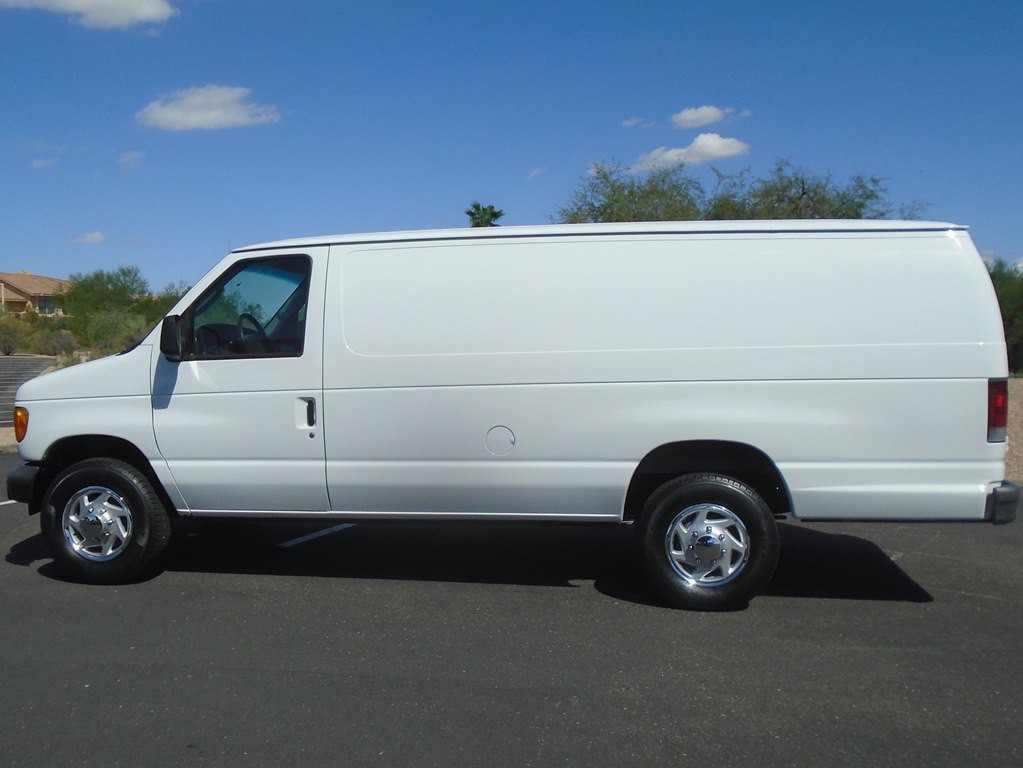 2004 Ford Econoline Image 2
