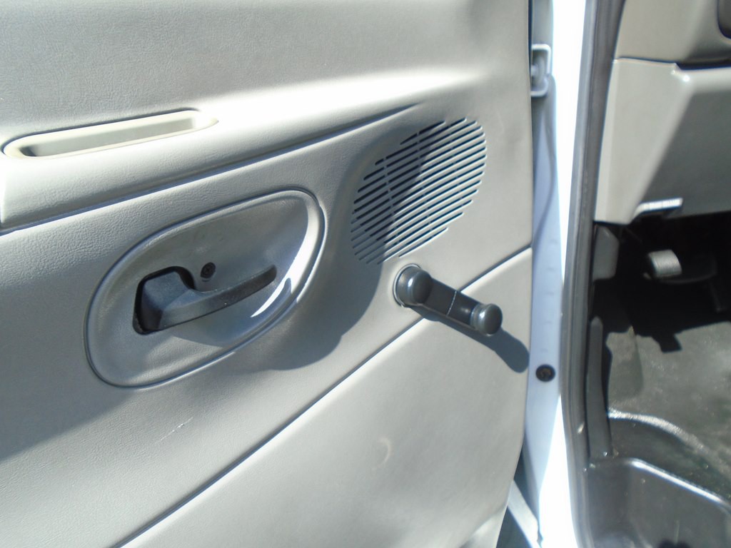 2004 Ford Econoline Image 11