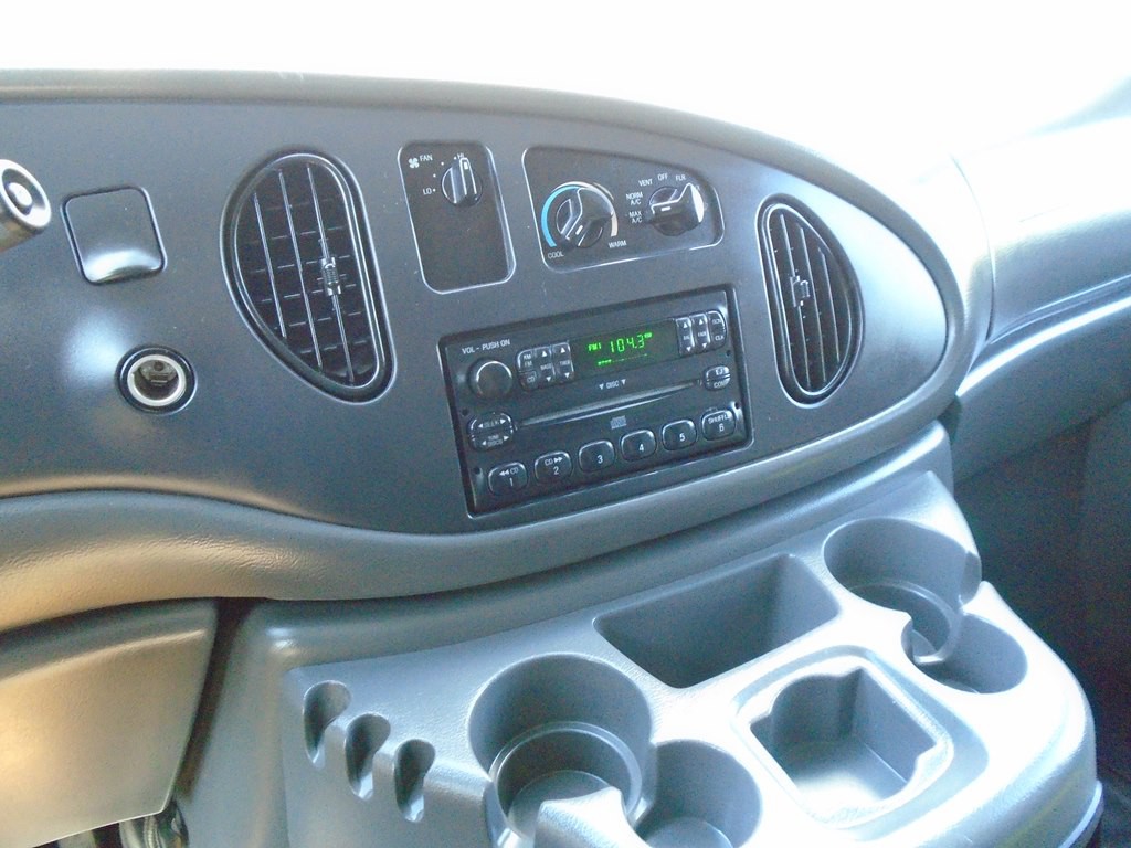 2004 Ford Econoline Image 13