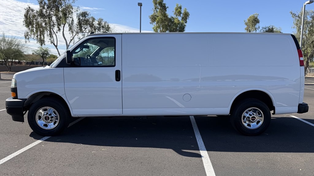 2022 GMC Savana Image 2