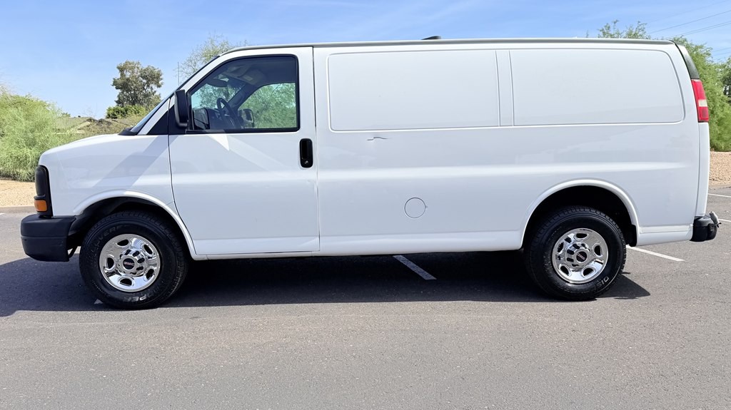 2015 GMC Savana Image 2