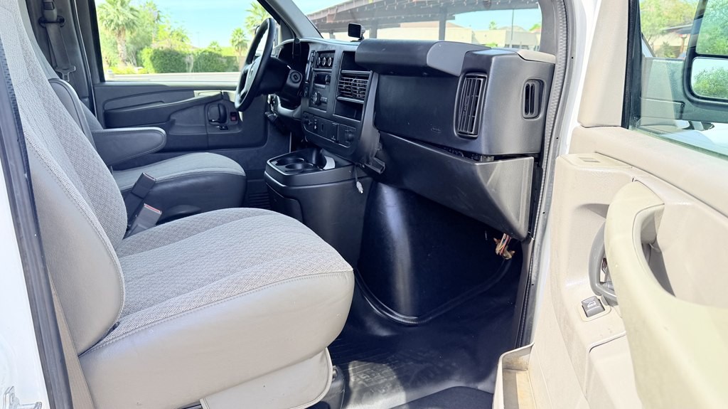 2015 GMC Savana Image 8