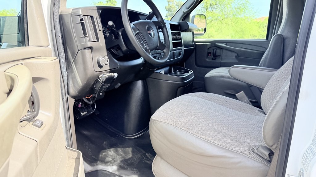 2015 GMC Savana Image 9