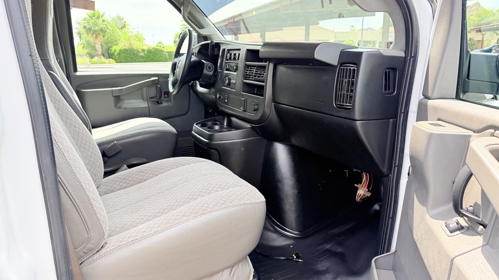 2017 GMC Savana Image 9
