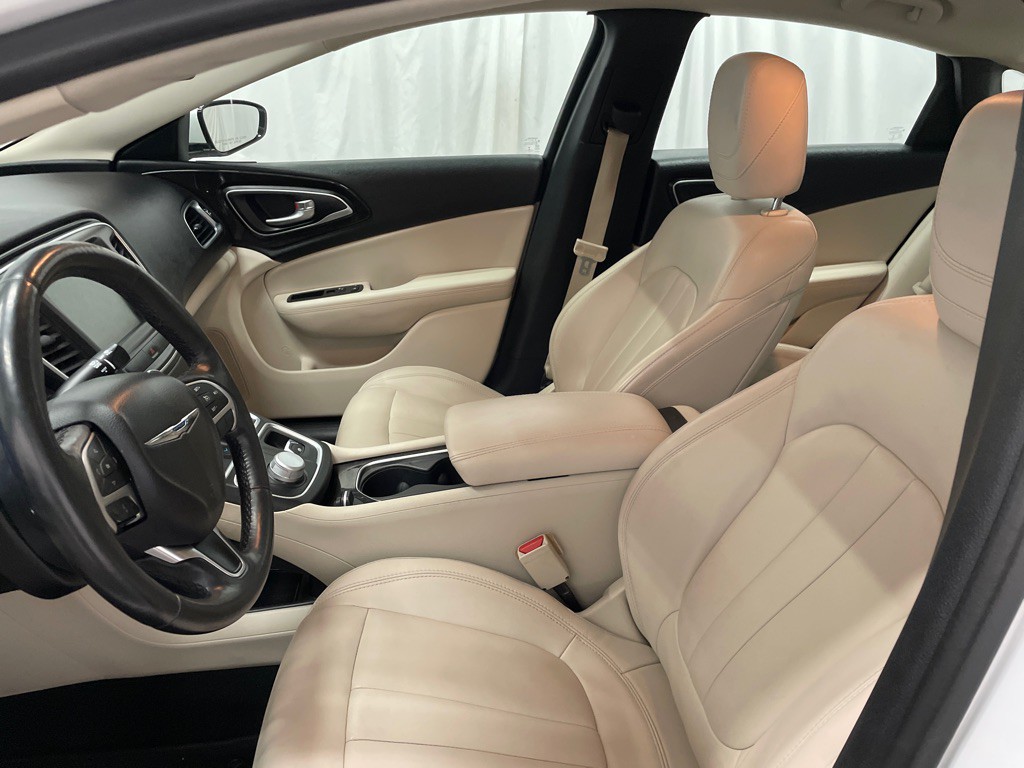 2016 Chrysler 200 Image 8
