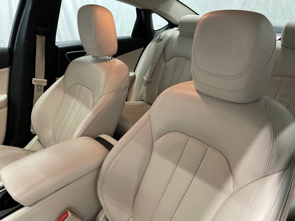 2016 Chrysler 200 Image 9