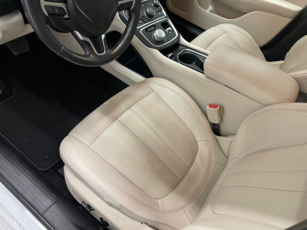 2016 Chrysler 200 Image 10