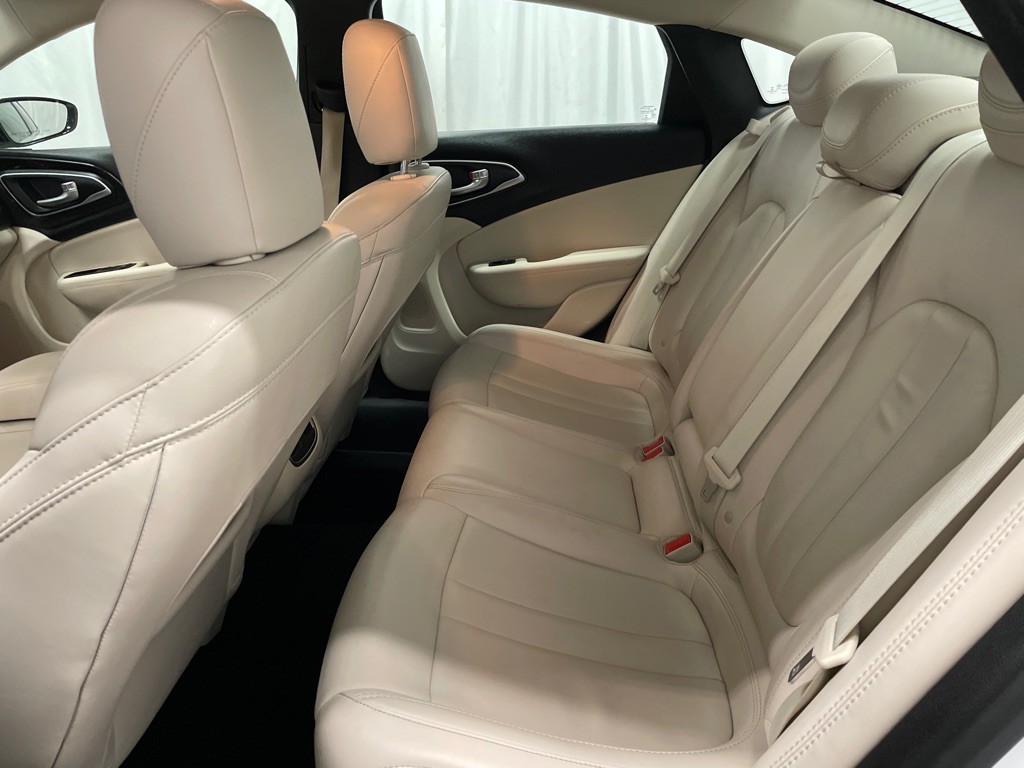 2016 Chrysler 200 Image 12