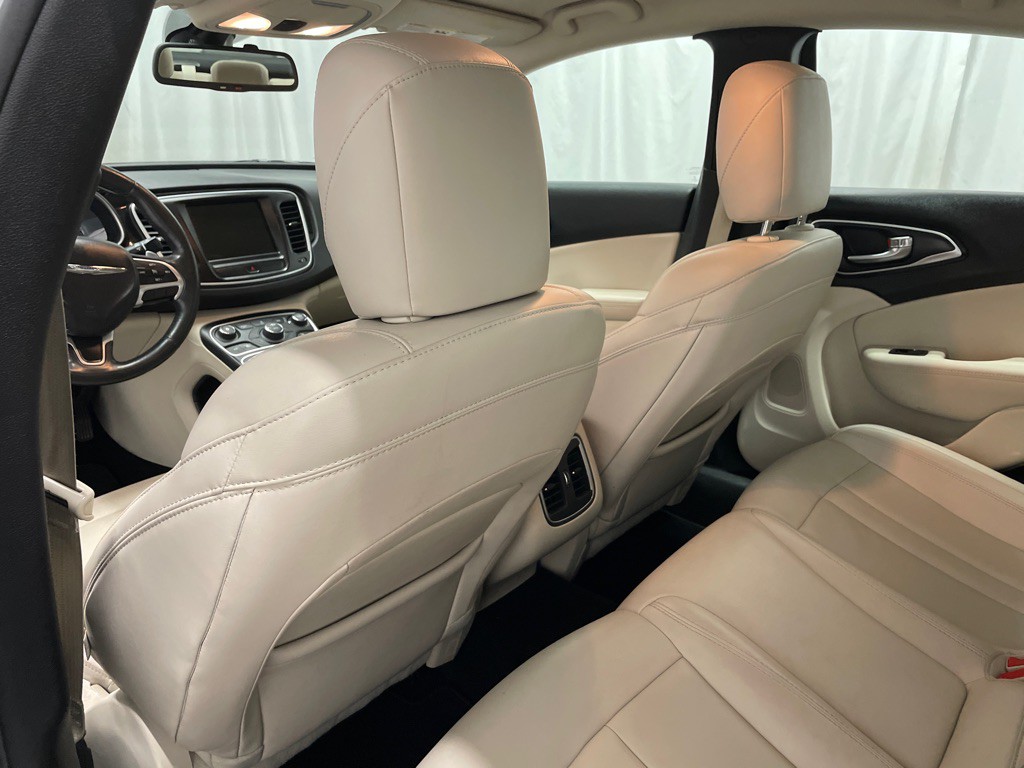 2016 Chrysler 200 Image 14