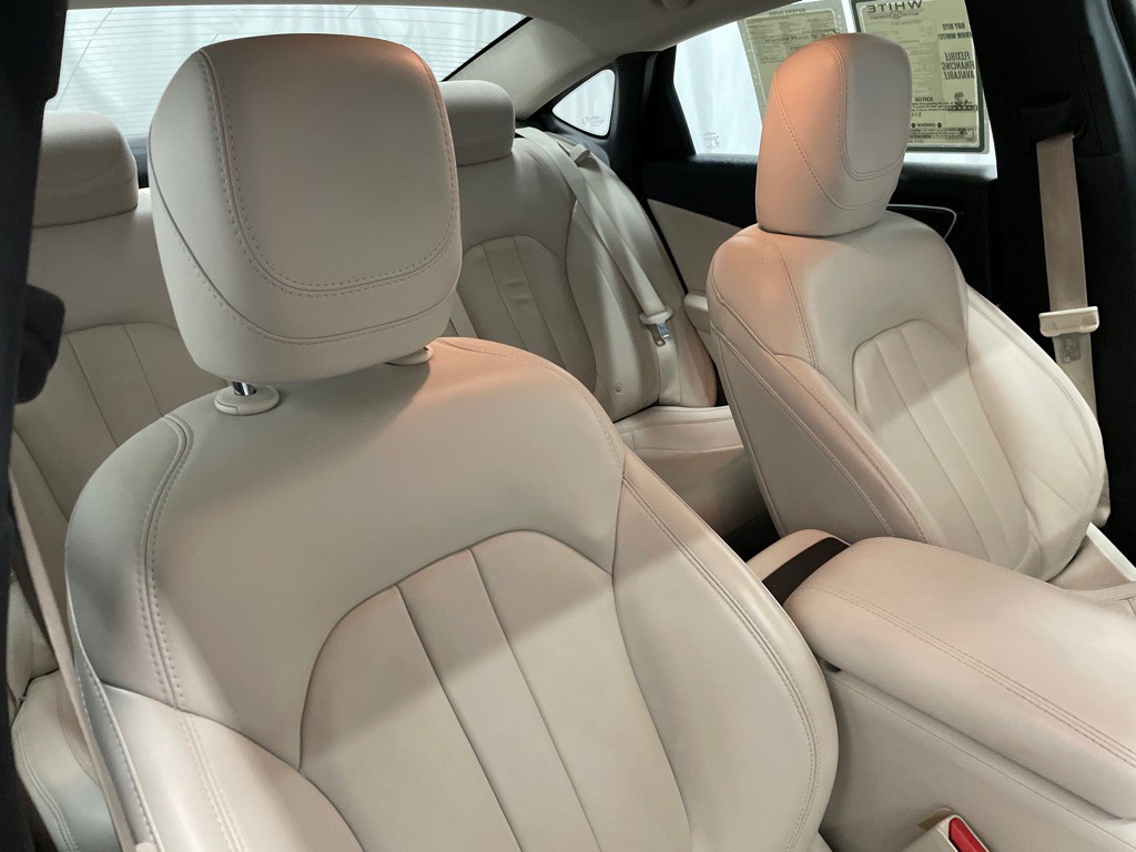 2016 Chrysler 200 Image 17