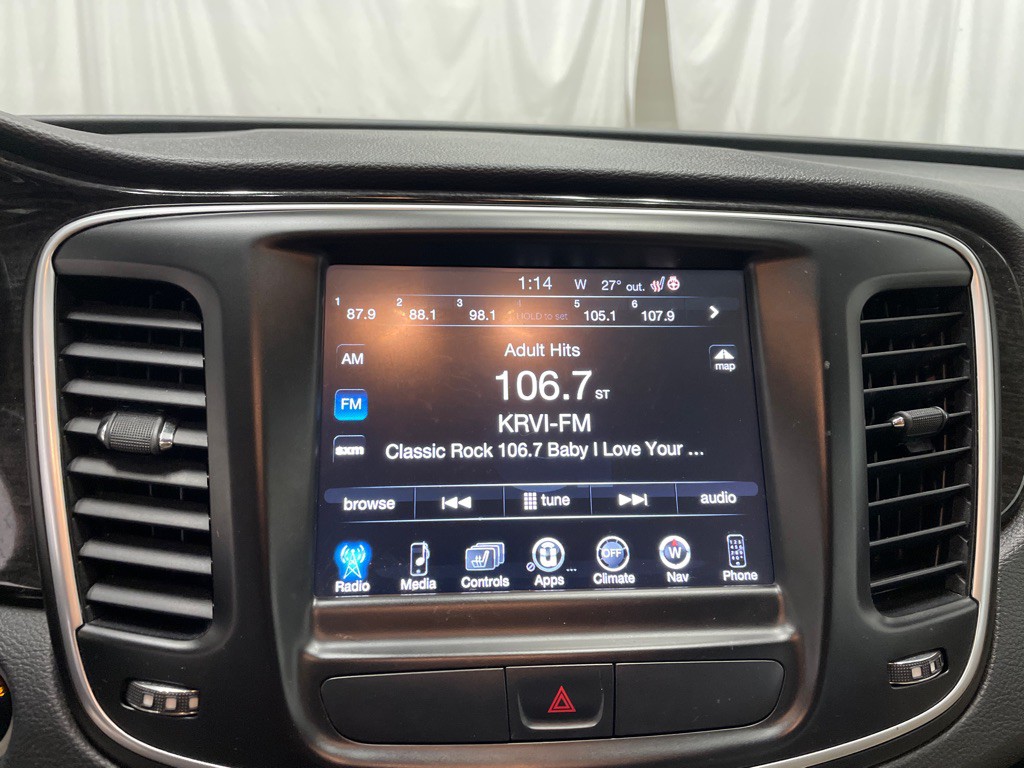 2016 Chrysler 200 Image 26