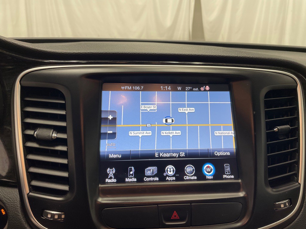 2016 Chrysler 200 Image 28