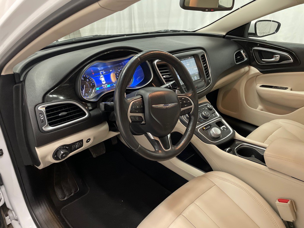 2016 Chrysler 200 Image 35