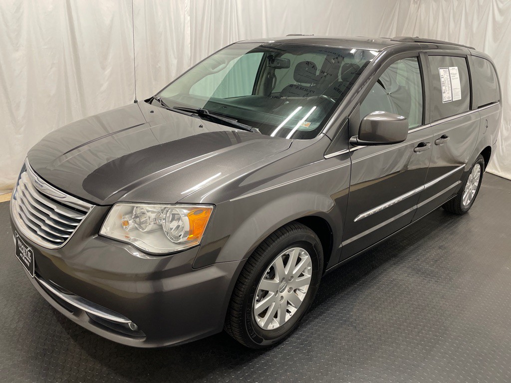 2016 Chrysler Town & Country Image 1