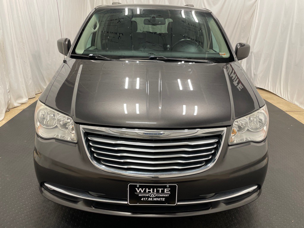 2016 Chrysler Town & Country Image 2