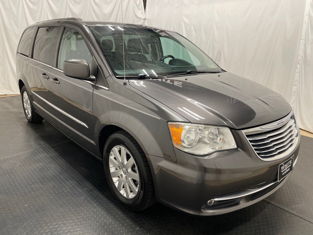 2016 Chrysler Town & Country Image 3