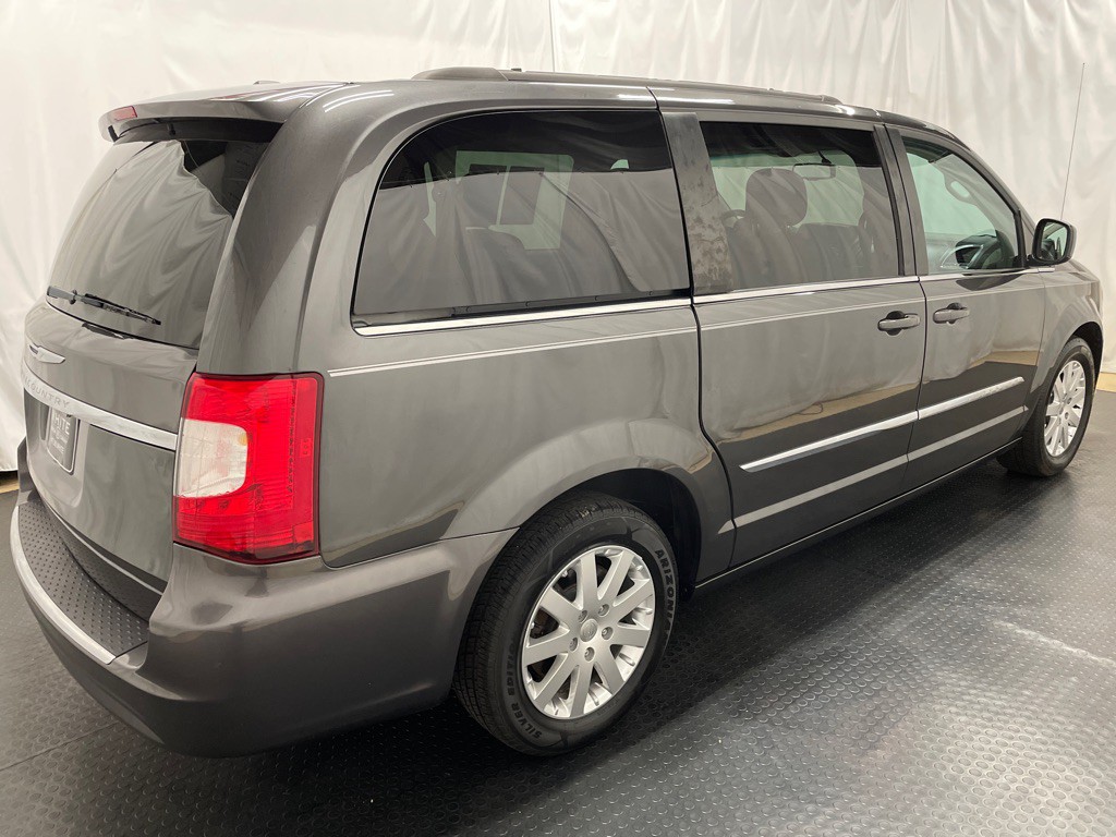 2016 Chrysler Town & Country Image 4