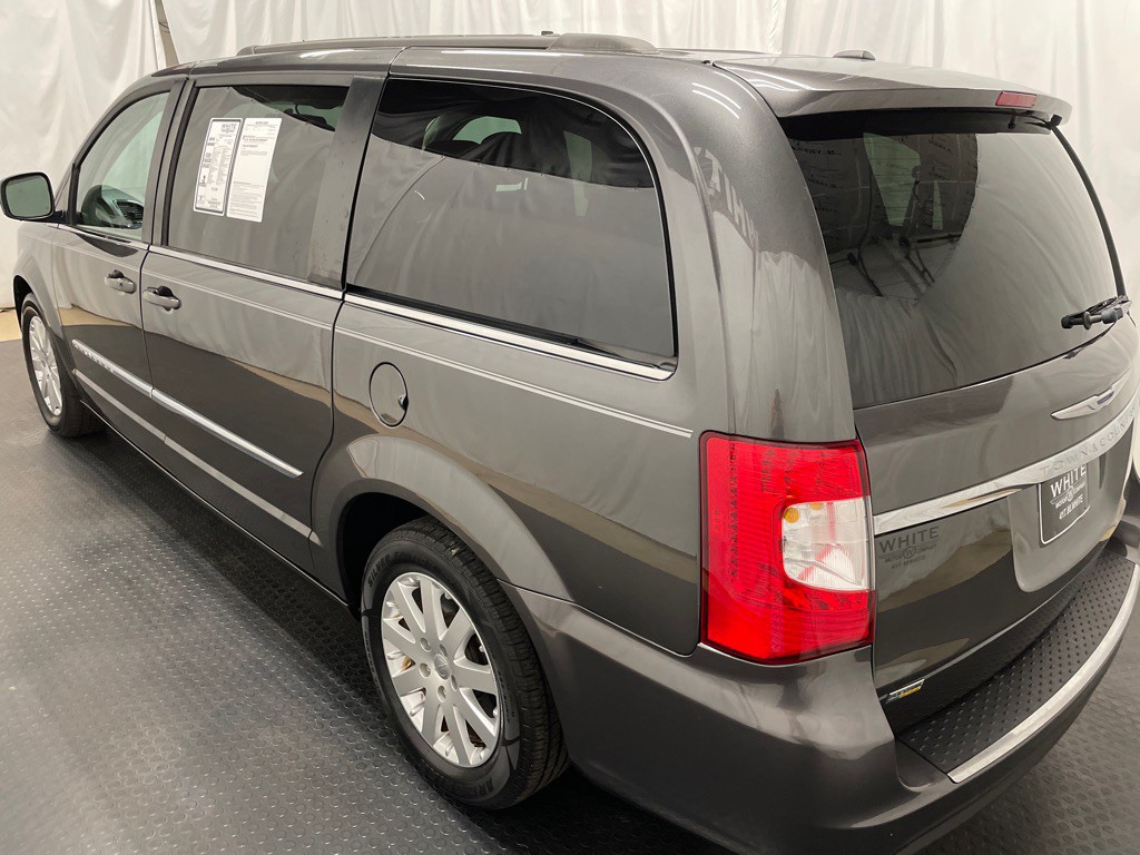 2016 Chrysler Town & Country Image 6