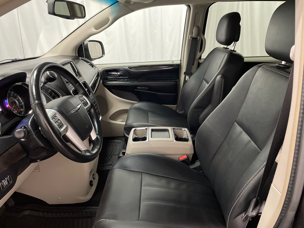 2016 Chrysler Town & Country Image 8