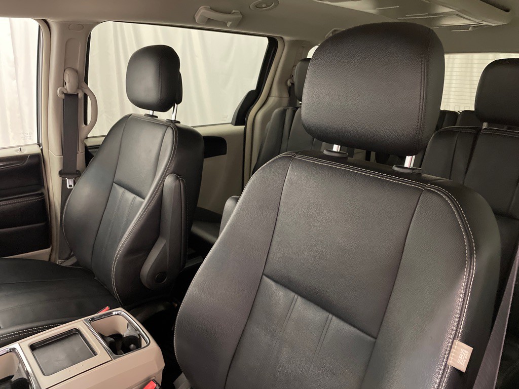 2016 Chrysler Town & Country Image 9