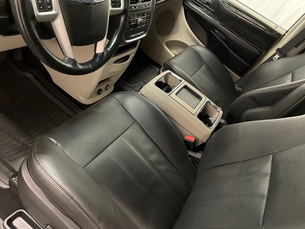 2016 Chrysler Town & Country Image 10