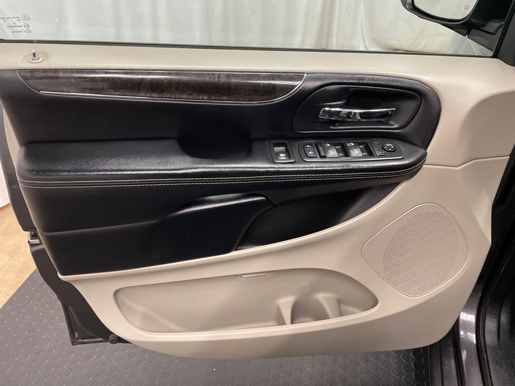 2016 Chrysler Town & Country Image 11